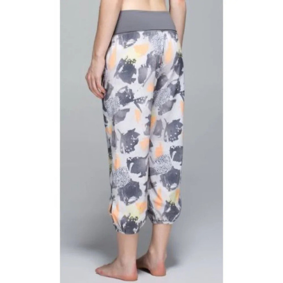 Lululemon Om Pant Mini Art Pop White Multi-sz approx. 6 - Picture 3 of 13